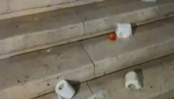 Përshkallëzohet protesta në Durrës, protestuesit hedhin domate dhe letra higjenike drejt Bashkisë