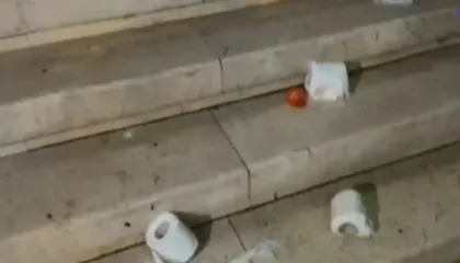 Përshkallëzohet protesta në Durrës, protestuesit hedhin domate dhe letra higjenike drejt Bashkisë