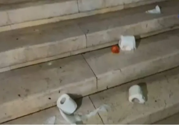 Përshkallëzohet protesta në Durrës, protestuesit hedhin domate dhe letra higjenike drejt Bashkisë