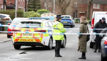 Pesë minuta para ndërrimit të viteve gjendet i vrarë me thikë një person, arrestohet një çift i ri