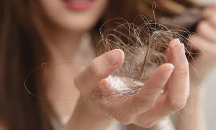 Pesë ushqimet që ju ndihmojnë kundër rënies së flokëve