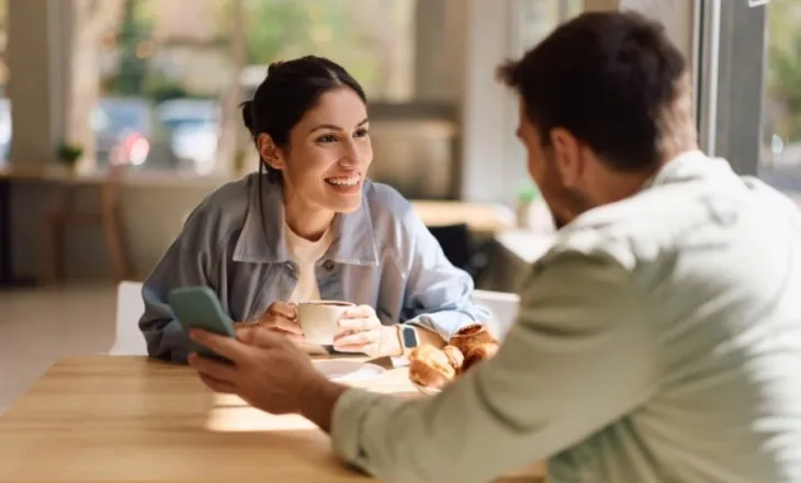 Pesë zakone bisedore që zbulojnë inteligjencë mbi mesataren