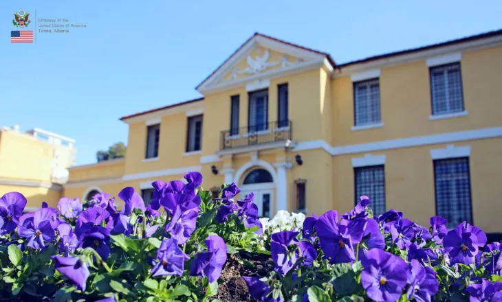 Pezullimi i vizave për 75 vende, Ambasada Amerikane sqaron se cilët qytetarë shqiptarë kanë të drejtë të udhëtojnë drejt SHBA