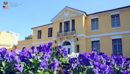 Pezullimi i vizave për 75 vende, Ambasada Amerikane sqaron se kush qytetar shqiptar ka të drejtë të udhëtojë drejt SHBA