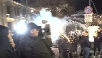 Ping-pong/ Momente paniku në protestë, fishekzjarri plas në mes të qytetarëve