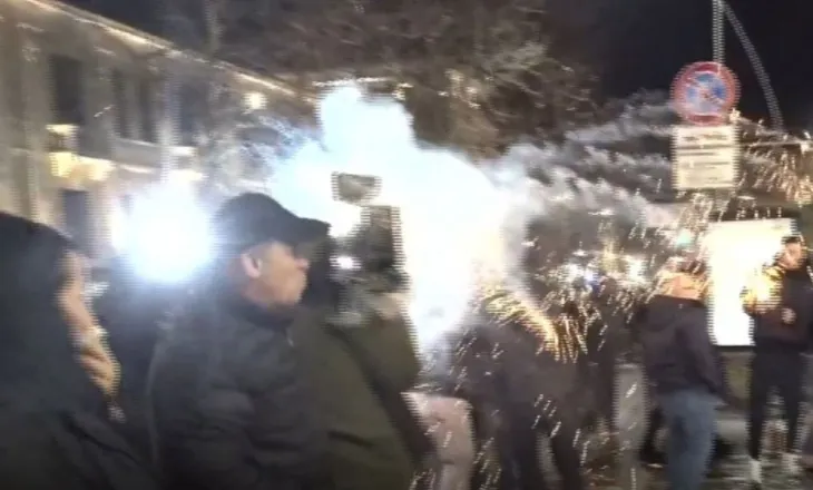 Ping-pong/ Momente paniku në protestë, fishekzjarri plas në mes të qytetarëve