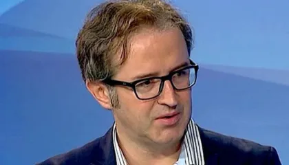 PIRAT I KAOSIT, RAMA PO HELMON SHQIPTARET