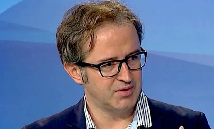 PIRAT I KAOSIT, RAMA PO HELMON SHQIPTARET