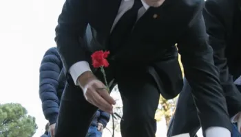 “Plaga e dhimbjes mbetet e hapur”/ Veliaj përkujton ’21 Janarin’: Gjaku i të pafajshmëve thërret