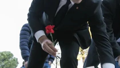 “Plaga e dhimbjes mbetet e hapur”/ Veliaj përkujton ’21 Janarin’: Gjaku i të pafajshmëve thërret