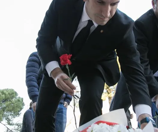 “Plaga e dhimbjes mbetet e hapur”/ Veliaj përkujton ’21 Janarin’: Gjaku i të pafajshmëve thërret