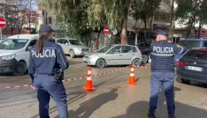 Plagosi me thikë vajzën dhe një kalimtar në Durrës, merr fund arratia, arrestohet 56-vjeçari