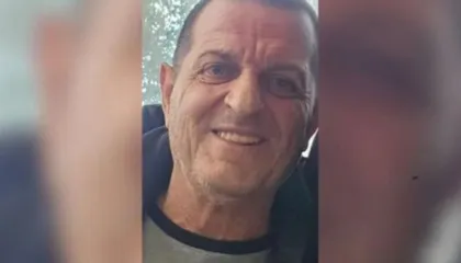 Plagosi në mes të rrugës vajzën e tij dhe kolegun e saj, fotoja e autorit 56-vjeçar