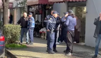 Plagosi vajzën dhe një koleg të saj, del foto e babait në Durrës