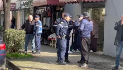 Plagosi vajzën dhe një koleg të saj, del foto e babait në Durrës