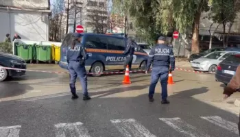 Plagosi vajzën dhe një tjetër me thikë para vendit të punës, arrestohet babai në Durrës