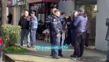 Plagosi vajzën me thikë në Durrës, 56-vjeçari largohet nga vendngjarja, policia në kërkim të tij