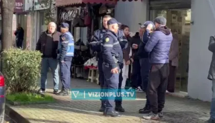 Plagosi vajzën me thikë në Durrës, 56-vjeçari largohet nga vendngjarja, policia në kërkim të tij
