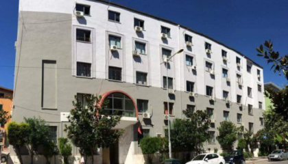 Plagosi vajzën me thikë në Durrës, gjykata e lë në qeli, 56-vjeçari: Më lironi, jam i pafajshëm!