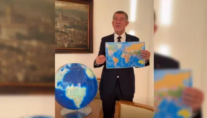 Plasin batutat në rrjet kundër kryeministrit, bleu një glob për të parë se ku ndodhet Groenlanda