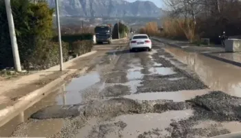 Plasin ujërat në Luz të Fushë-Krujës, amortizohet rruga kryesore, rrezik për shoferët (Video)