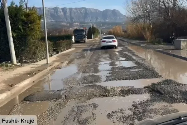 Plasin ujërat në Luz të Fushë-Krujës, amortizohet rruga kryesore, rrezik për shoferët (Video)