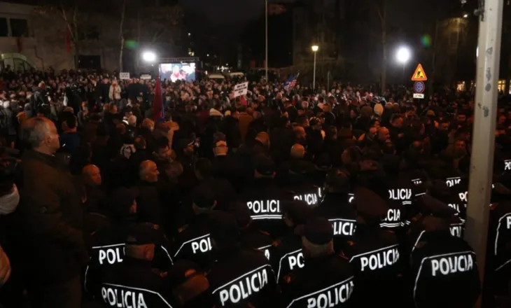 “Plehra”/ Deputeti demokrat përplaset me efektivët civilë: Mos i prekni çunat…