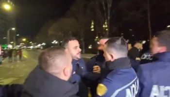“Plehra!” Deputeti demokrat përplaset me efektivët civilë: Mos i prekni çunat…