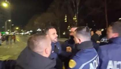 “Plehra!” Deputeti demokrat përplaset me efektivët civilë: Mos i prekni çunat…