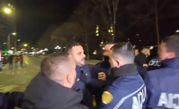 “Plehra!” Deputeti demokrat përplaset me efektivët civilë: Mos i prekni çunat…