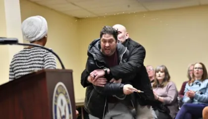 Po fliste në një takim në Minneapolis, kongresmenja demokrate sulmohet dhe spërkatet me një substancë të panjohur