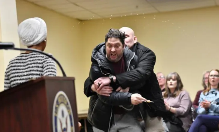 Po fliste në një takim në Minneapolis, kongresmenja demokrate sulmohet dhe spërkatet me një substancë të panjohur