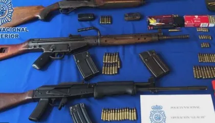 Po mbronin një ton hashash me pushkë, arrestohen dy shqiptarë në Spanjë