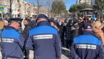 “Po na dëmtoni ekonominë”/ Tregtarët e Vlorës sërish në protestë: Vendimi i Bashkisë rrezikon punën tonë