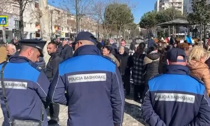 “Po na dëmtoni ekonominë”/ Tregtarët e Vlorës sërish në protestë: Vendimi i Bashkisë rrezikon punën tonë