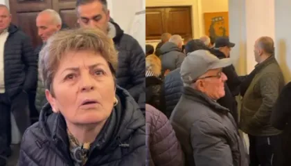 ‘Po na nxjerrin në rrugë’, tregtarët futen me forcë brenda Bashkisë së Vlorës