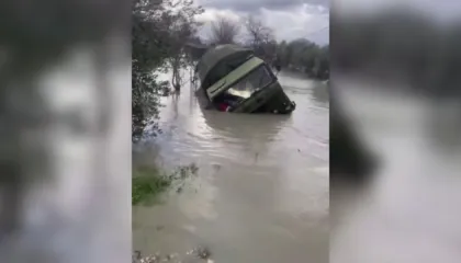 Po ndihmonte banorët e Durrësit gjatë përmbytjeve, kamioni i ushtrisë përmbyset në ujë