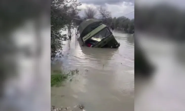 Po ndihmonte banorët e Durrësit gjatë përmbytjeve, kamioni i ushtrisë përmbyset në ujë