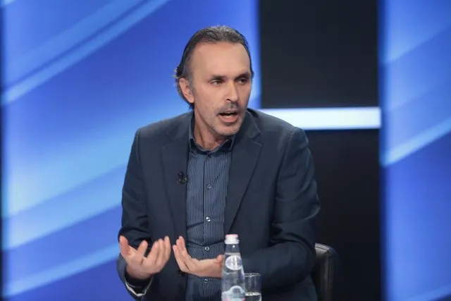 “Po përpiqet të mbijetojë”/ Salianji ‘shuplakë’ Berishës, Mërtiri: Kreu i PD-së është i shqetësuar dhe i pafuqishëm