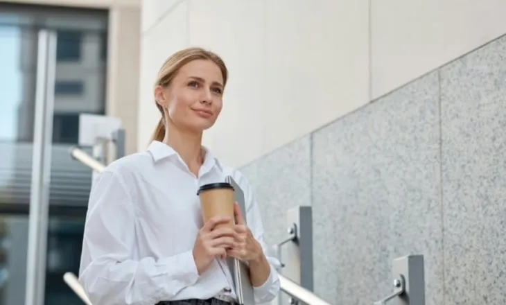 Po pini kafe nga gota prej letre? Ja rreziqet që mund t’ju dëmtojnë