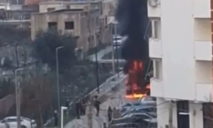 Po punonte për pastrimin e kanalit të ujërave, përfshihet papritur nga flakët skrepi në Vlorë, nuk raportohet për të lënduar