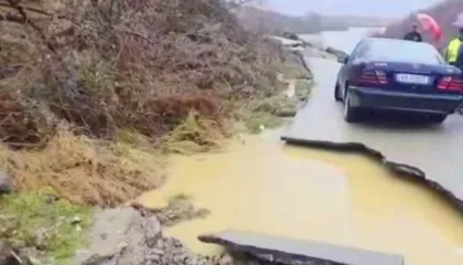 Pogradec/ Reshjet e dendura shkaktojnë probleme në fshatin Rëmenj, lumi del nga shtrati, rrezikohen banesat