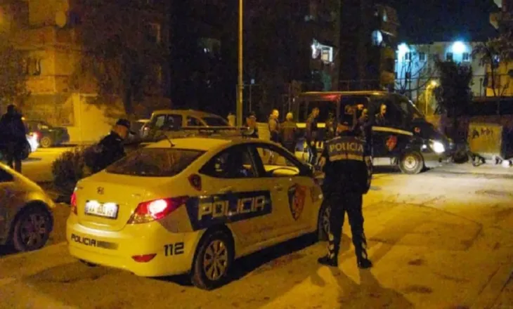 Policia kryen aksion blic në Fier, 2 të arrestuar! Zbulohen kallashë, granata, pistoleta dhe qindra fishekë