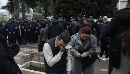 Policia largon me forcë çadrën/ Arrestohen disa protestues, Lapaj lëndohet në dorë