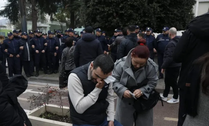 Policia largon me forcë çadrën/ Arrestohen disa protestues, Lapaj lëndohet në dorë