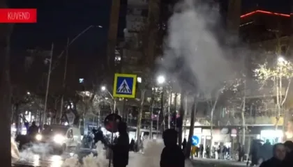 Policia mobilizohet te Kuvendi, fiken dritat e rrugës, shpërndahen me ujë protestuesit