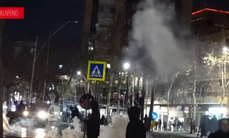 Policia mobilizohet te Kuvendi, fiken dritat e rrugës, shpërndahen me ujë protestuesit
