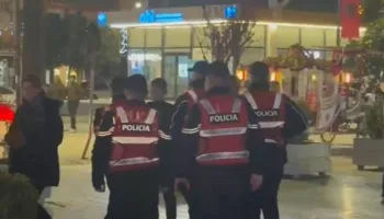 Policia ndalon një person në qendër të Fierit dhe shoqërohet me furgonin e Forcave ‘Shqiponja