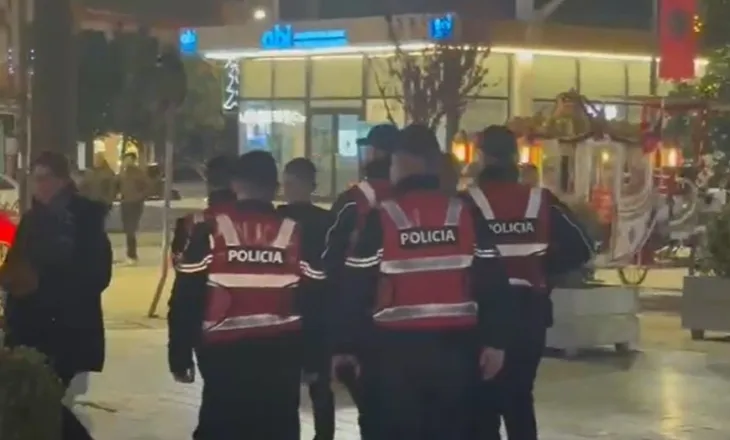 Policia ndalon një person në qendër të Fierit dhe shoqërohet me furgonin e Forcave ‘Shqiponja