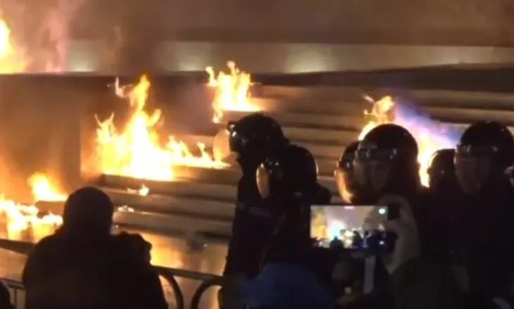 ‘Policia përdori gaz lotsjellës për…’/ “La Republica” për protestën e PD: Mijëra shqiptarë në demonstratë pas akuzave..